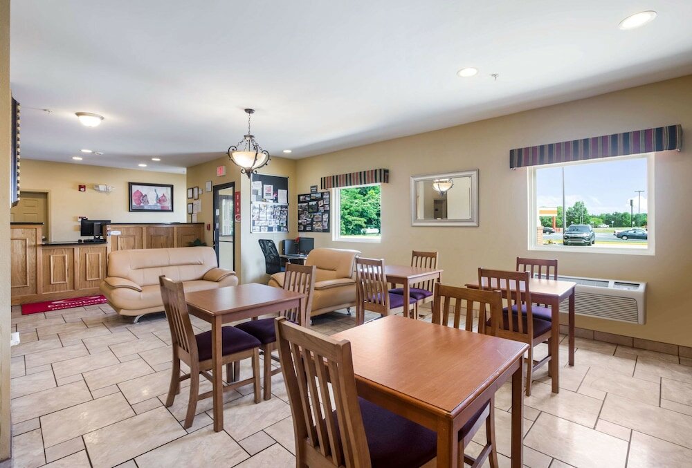 Фото Econo Lodge Inn & Suites Rockmart