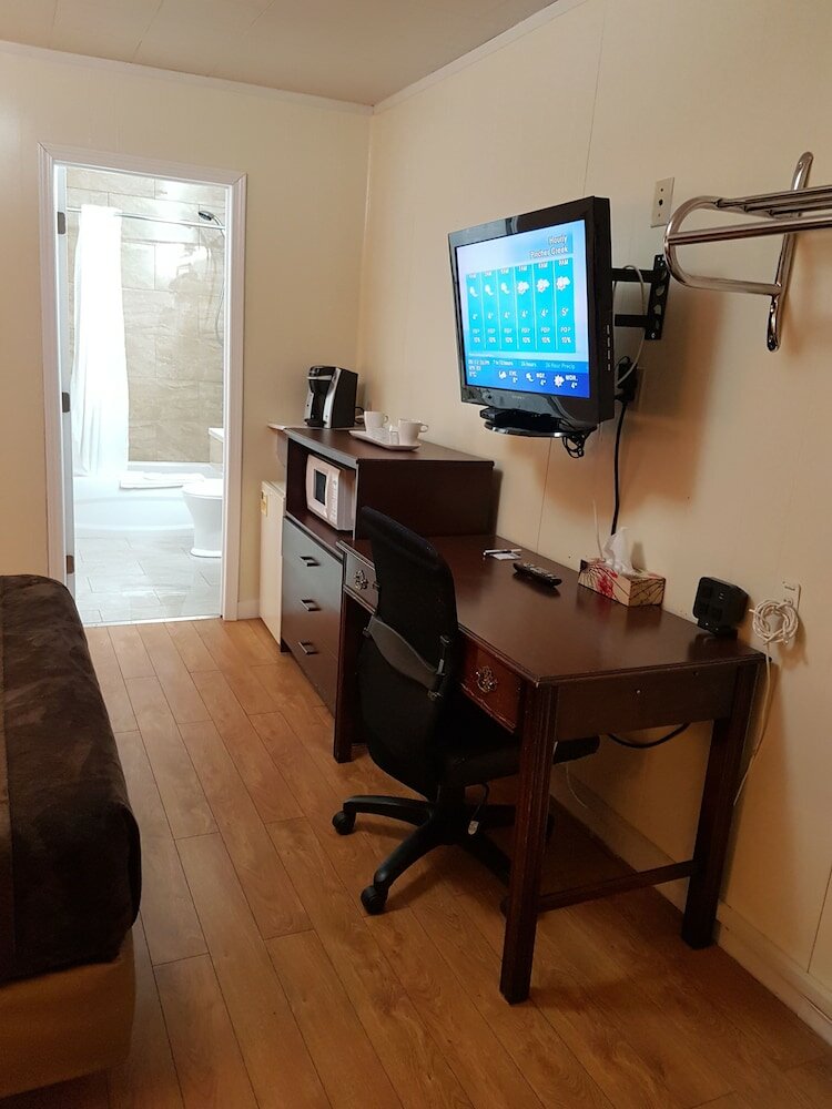 Фото Parkway Motel & European Lodges