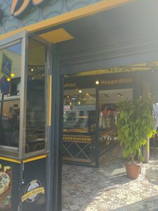 The famous Sariyer Pastry Shop (Istanbul, Esenyurt, Baglarcesme Neighborhood, 1213th Street, 3), cafe