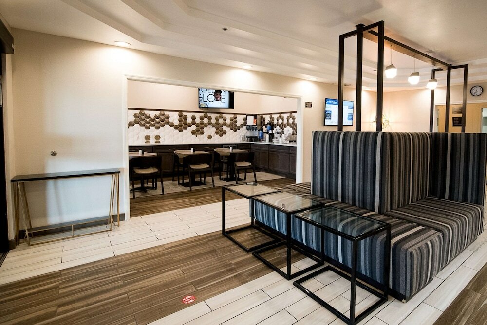 Фото SureStay Plus Hotel by Best Western Topeka Northwest