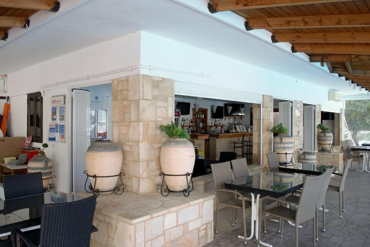 Фото Coliseum Studios & Apartments