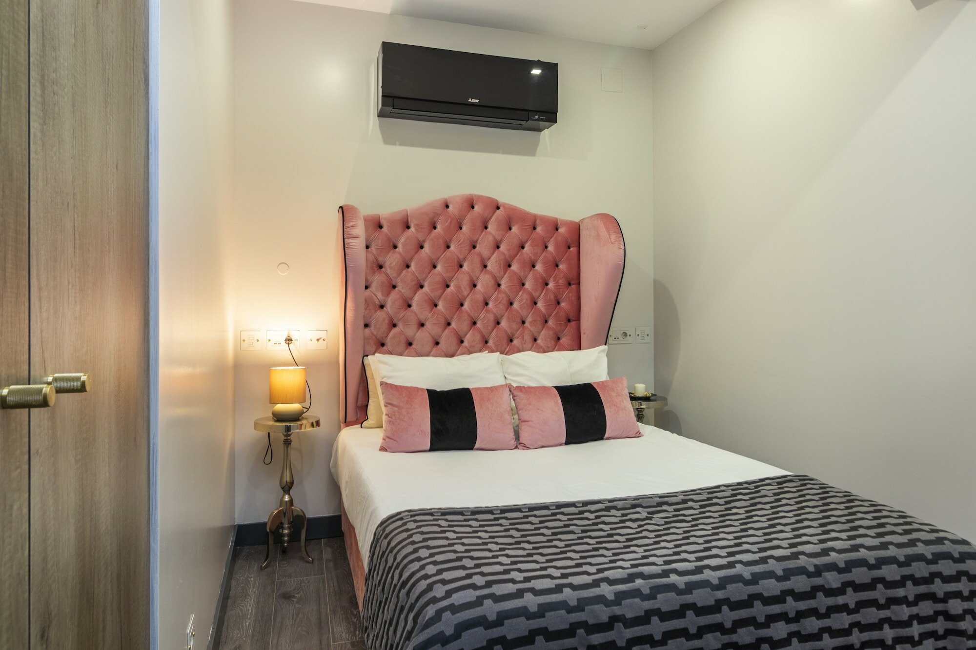 Фото Charm Flats