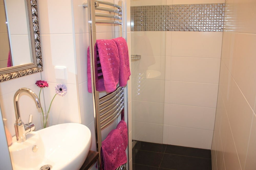 Фото GoVienna Small Modern Apartment