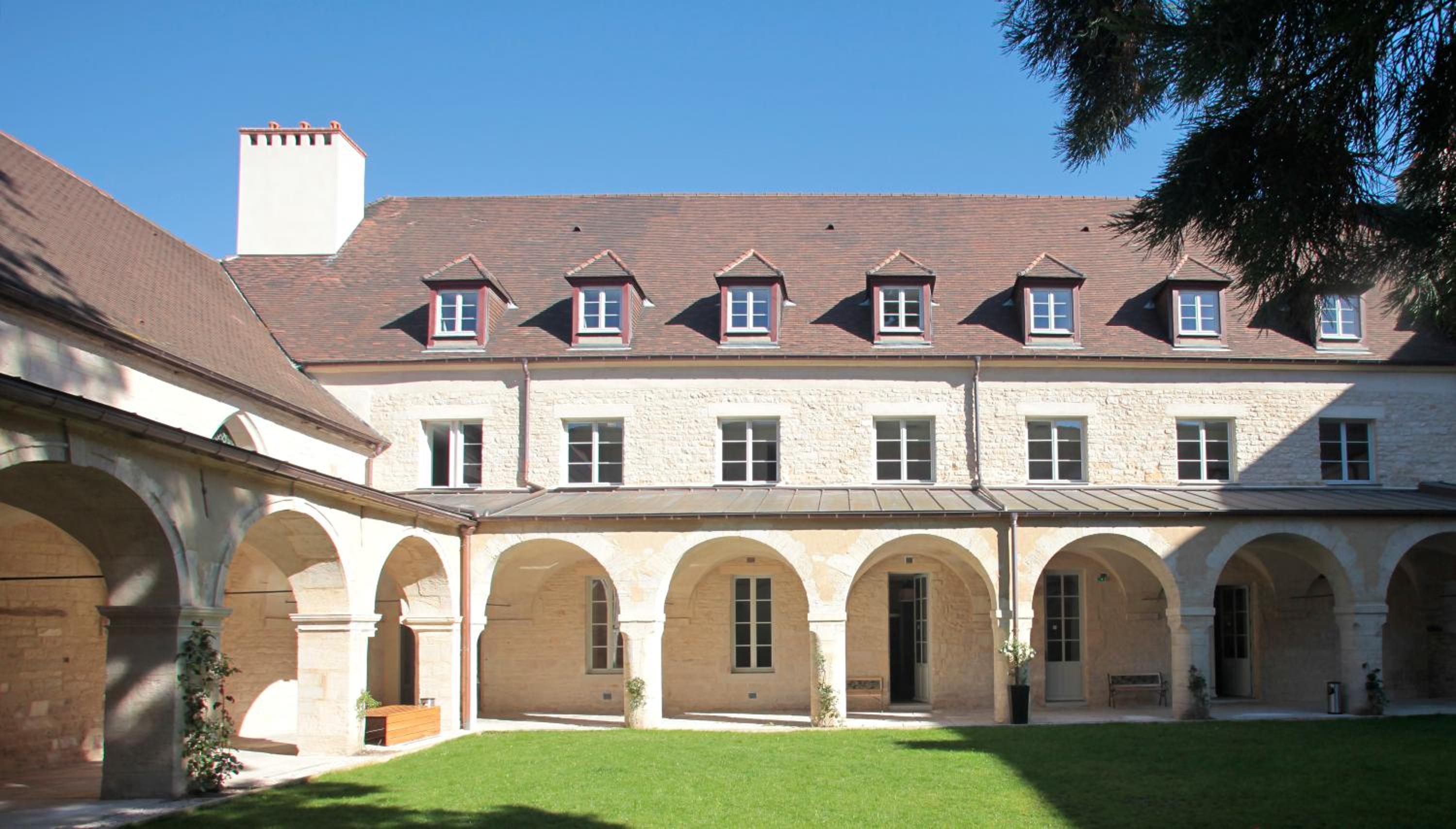 Фото Appart'hôtel Odalys City Dijon Centre Les Cordeliers