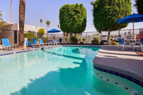 Гостиница SureStay Hotel by Best Western Phoenix Airport в Финиксе