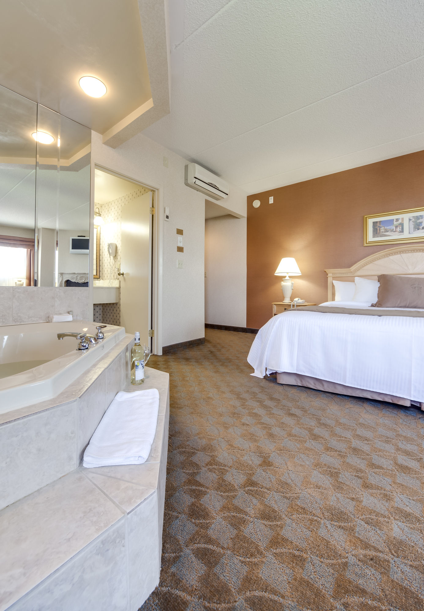 Фото Monte Carlo Inn - Brampton Suites