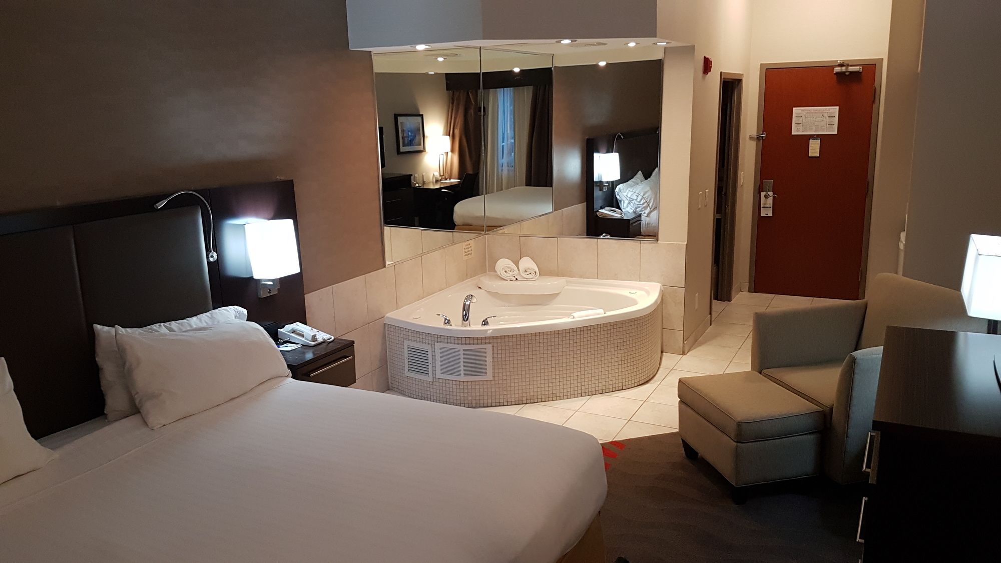 Фото Holiday Inn Express Hotel & Suites Barrie, an Ihg Hotel
