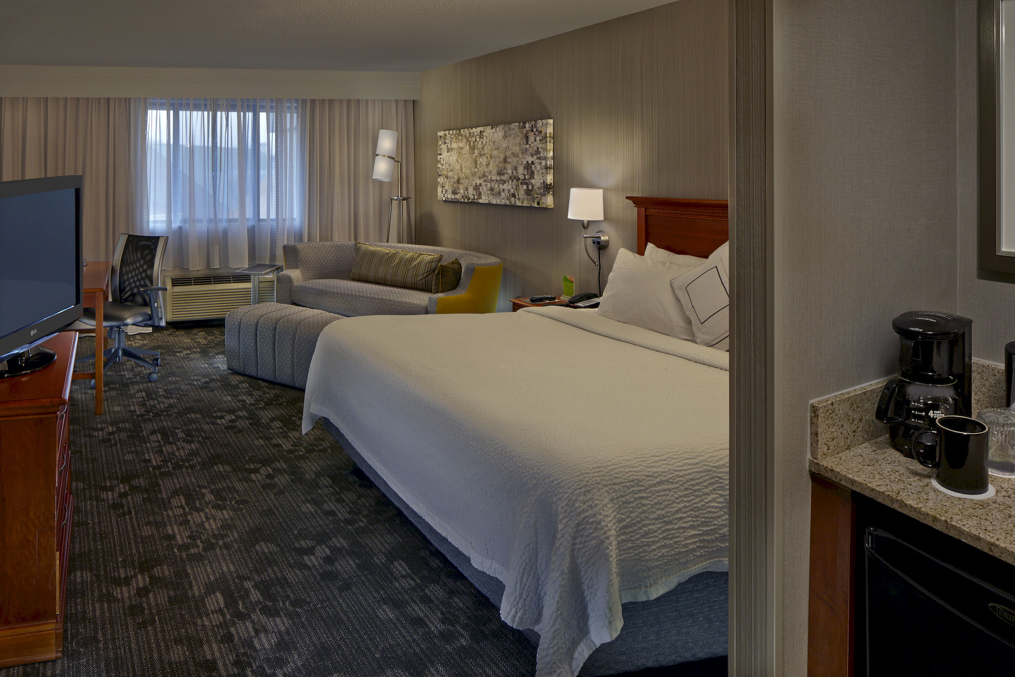 Фото Courtyard by Marriott Hartford Cromwell