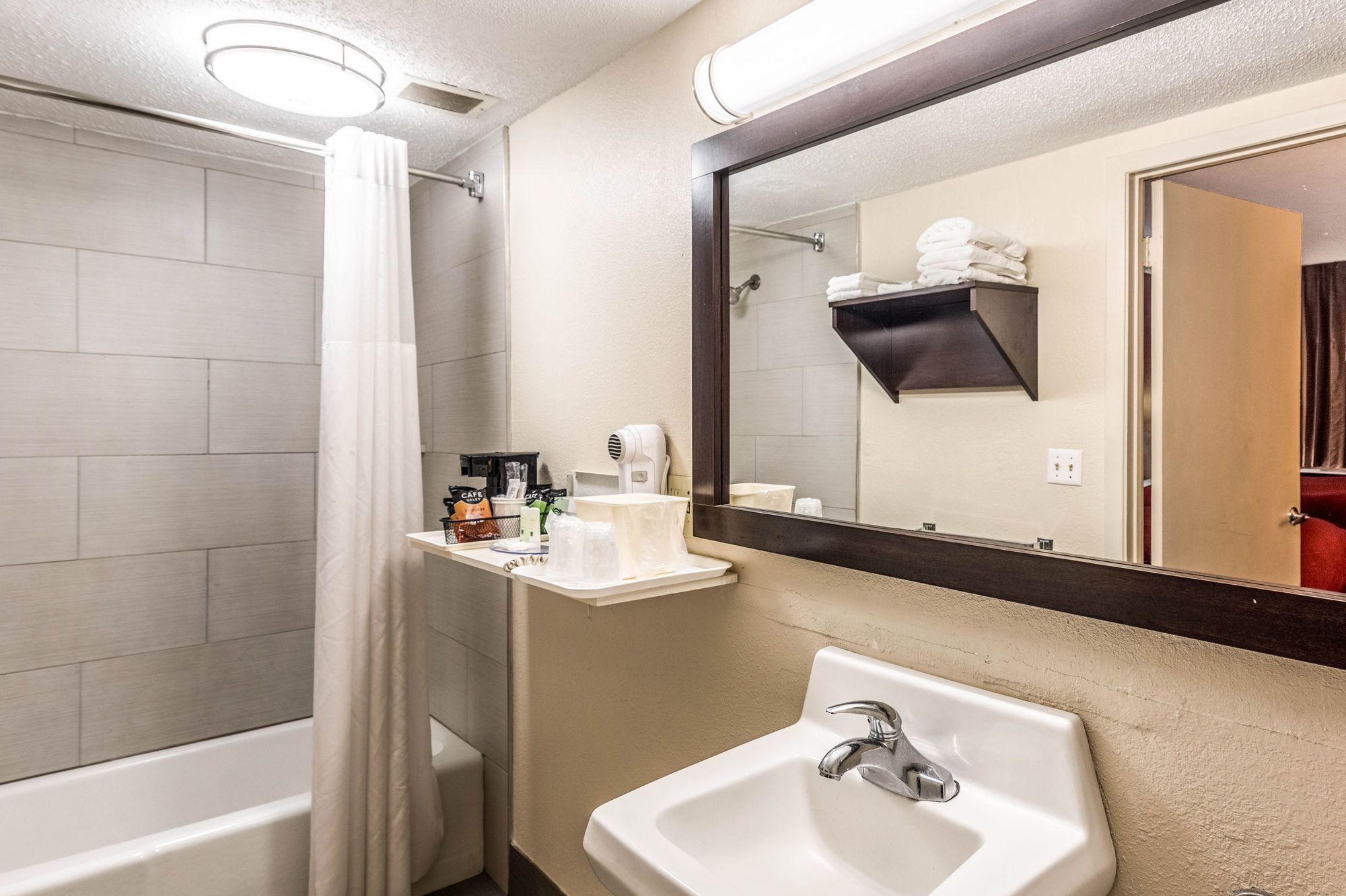 Фото Colby Inn and Suites