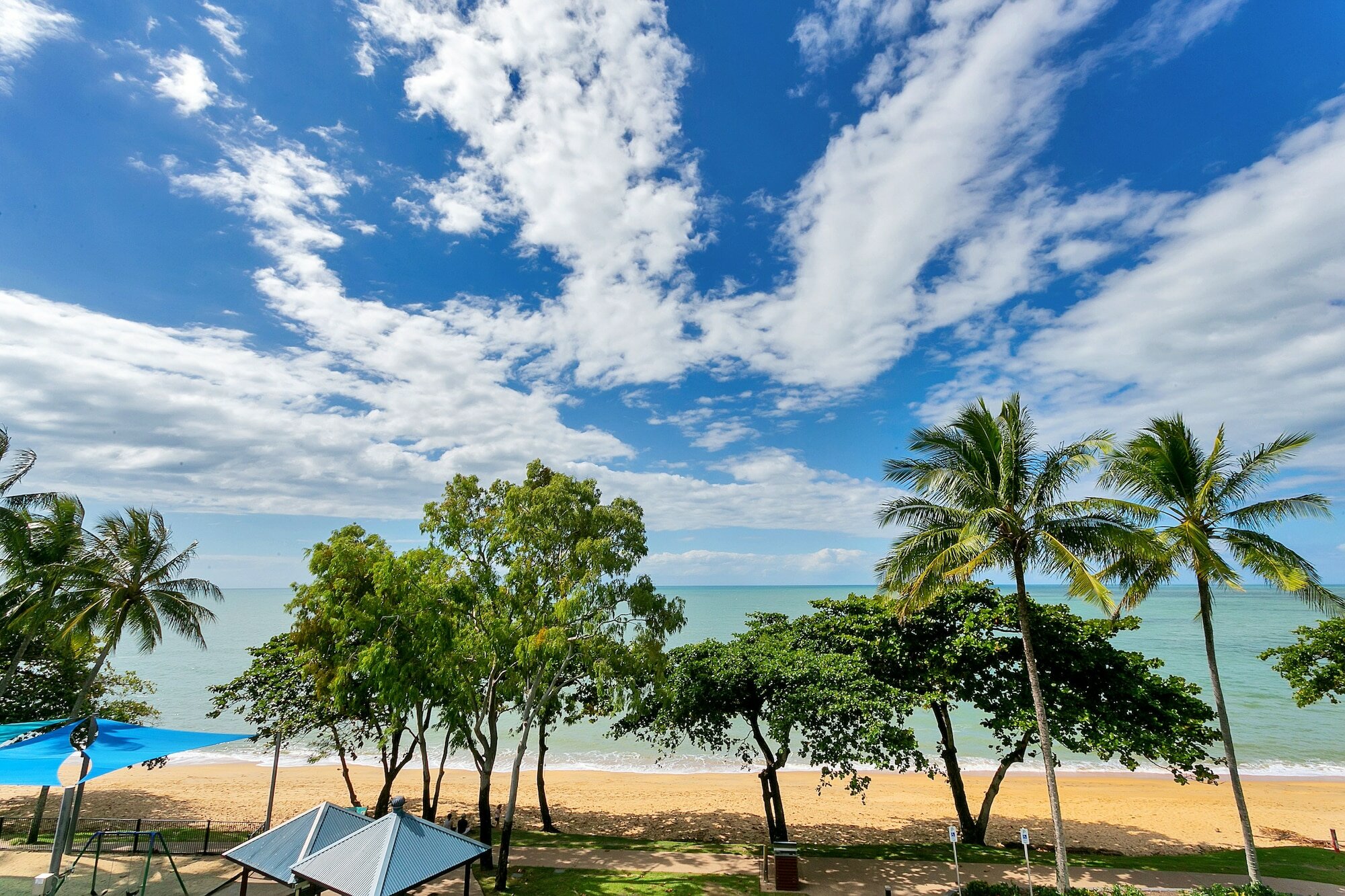 Фото Beachfront Apartments on Trinity Beach