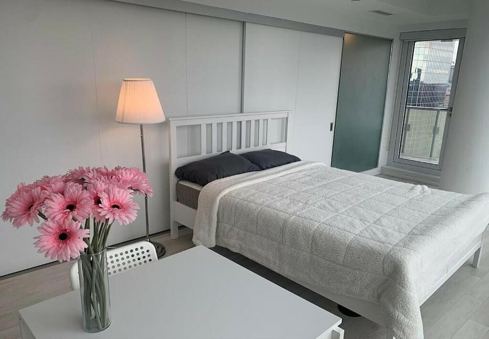 Фото Waterfront Yonge Apartments