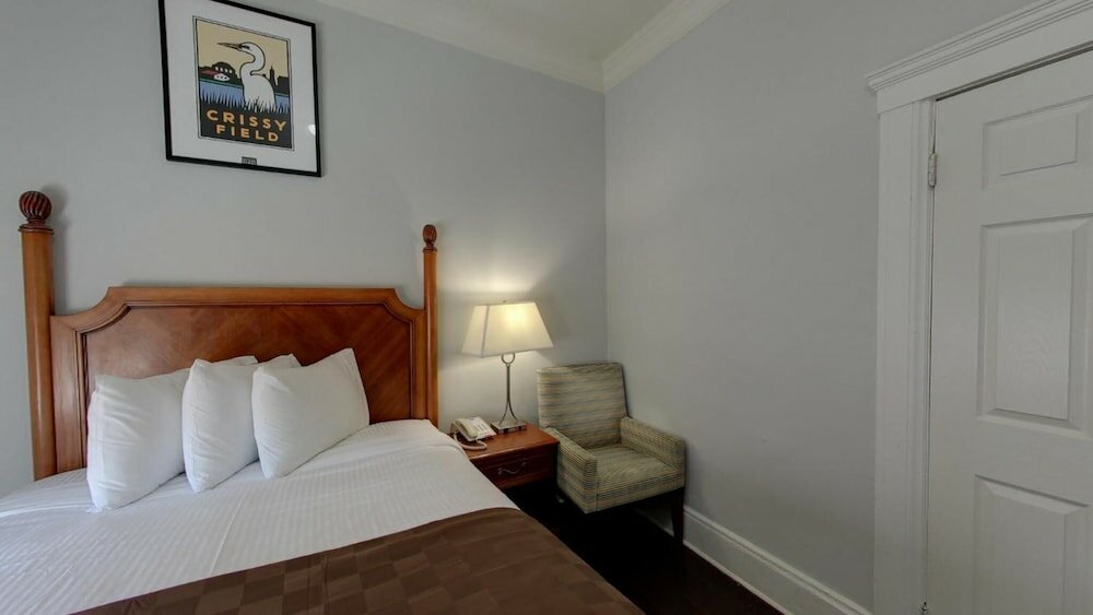 Фото Warfield Hotel