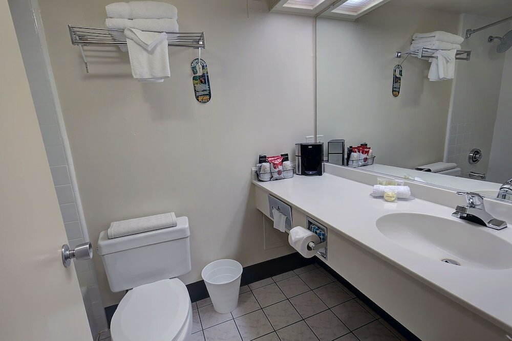 Фото Bonanza Inn & Suites