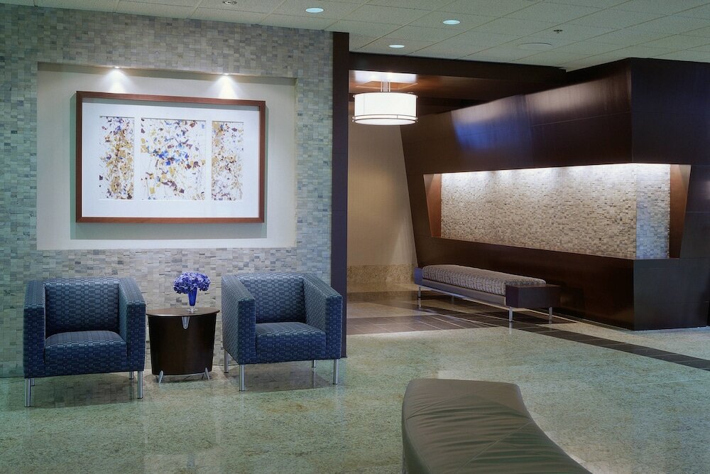 Фото Delta Hotels Calgary Airport In Terminal