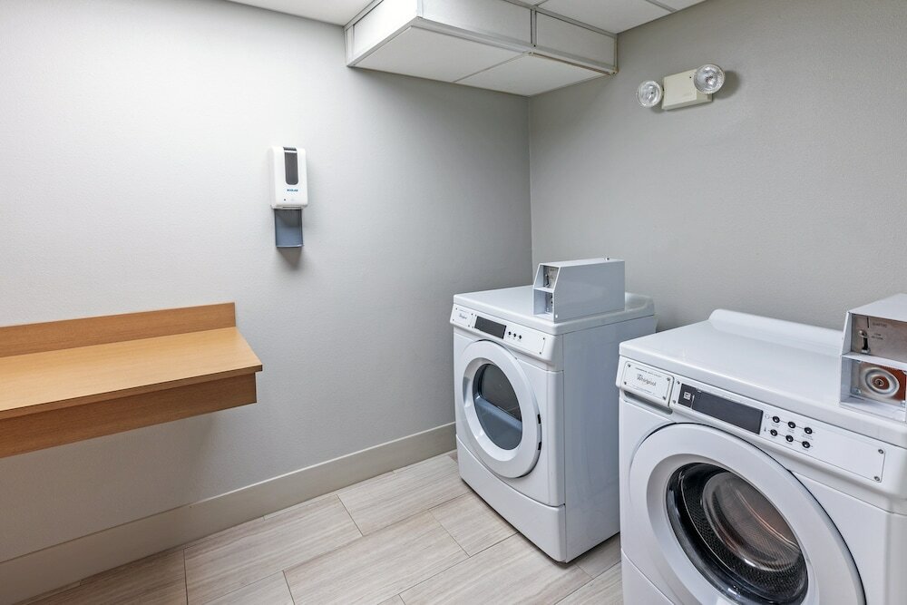 Фото Holiday Inn Express & Suites West, an Ihg Hotel