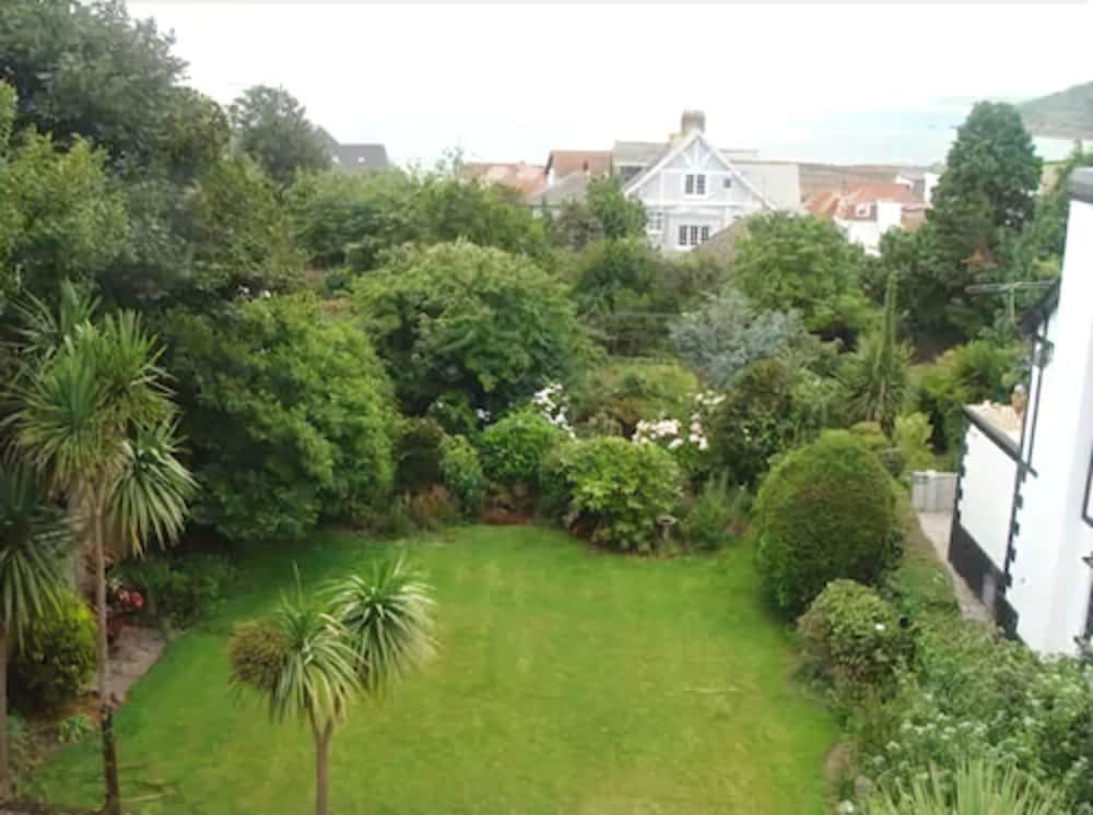 Фото Tudor Court Hotel