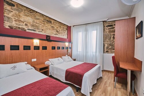 Гостиница Hotel Entrecercas в Сантьяго-де-Компостела
