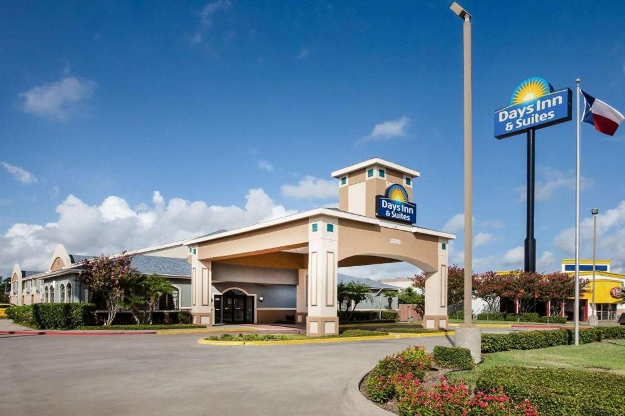 Фото Days Inn & Suites by Wyndham Corpus Christi Central