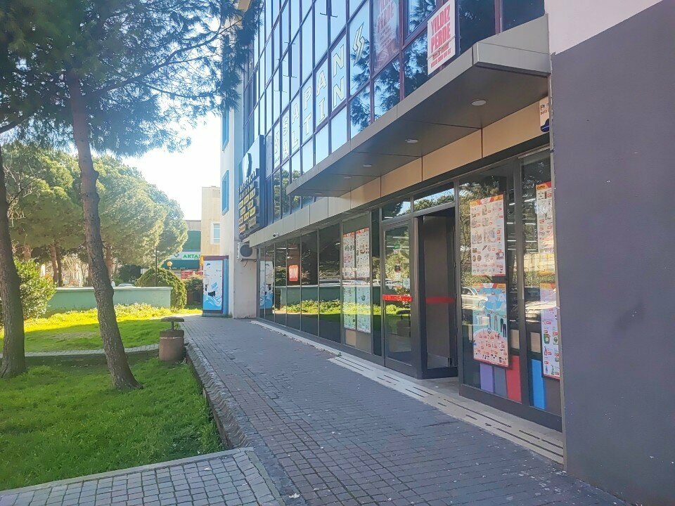 Supermarket Bim Warehouse, Istanbul, photo