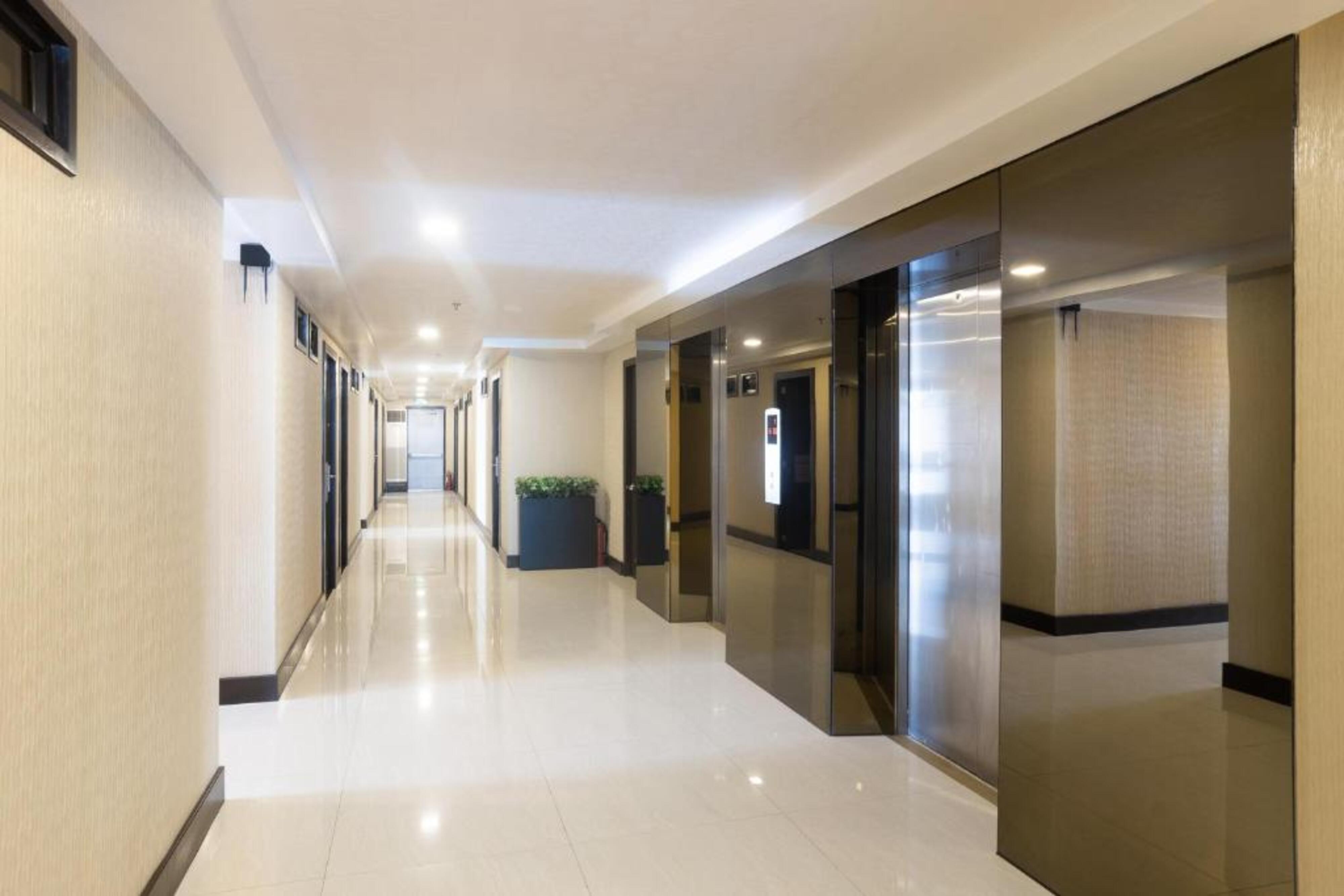 Фото Oyo 208 Anika Suites