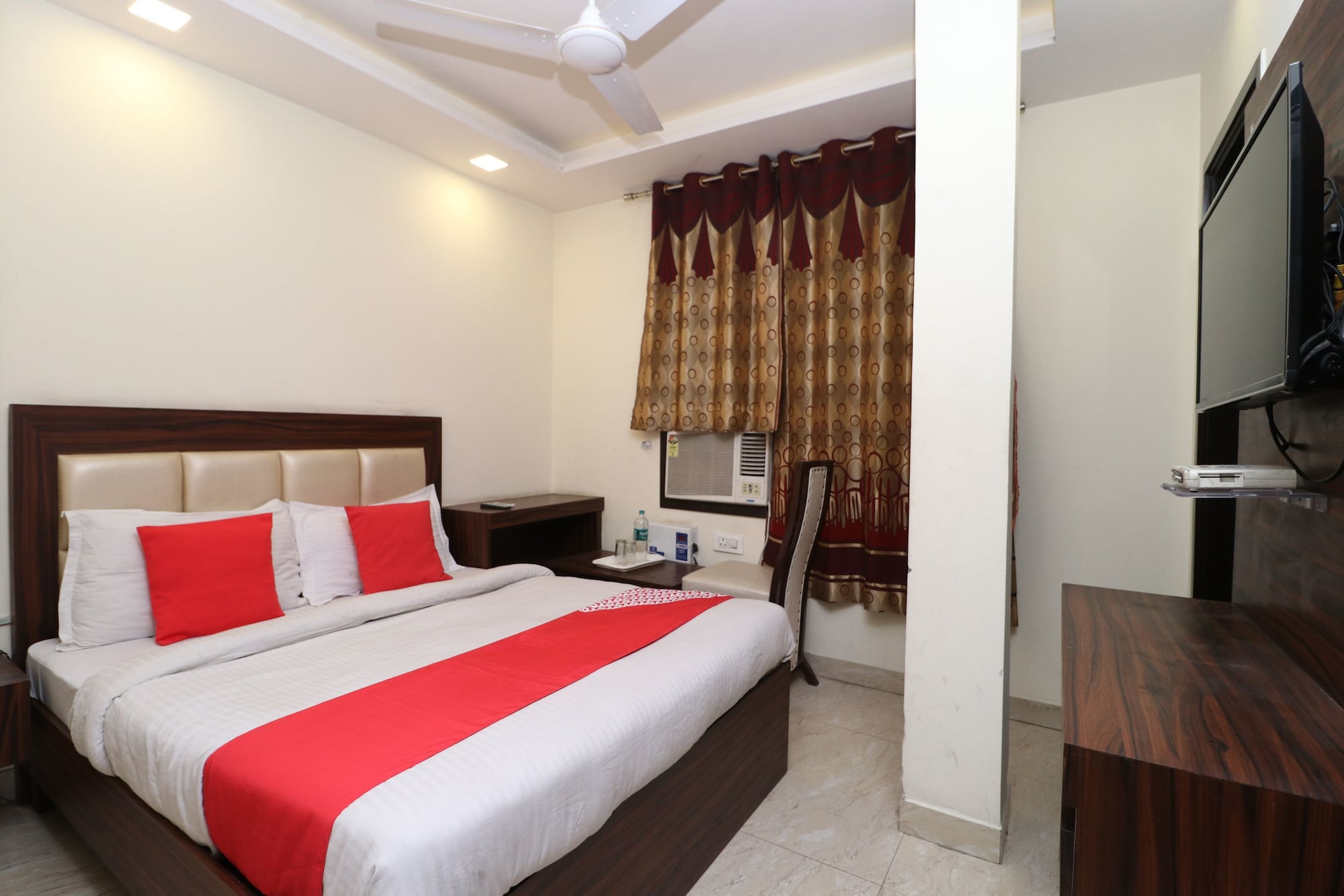 Фото Oyo 28646 Hotel Golden Heart