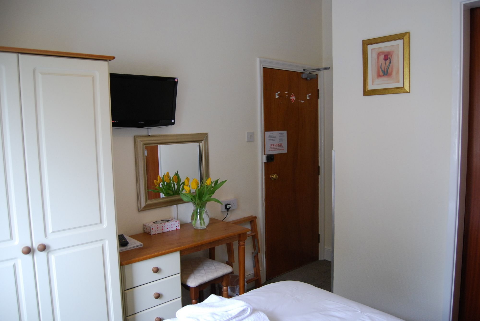 Фото Tudor Court Hotel