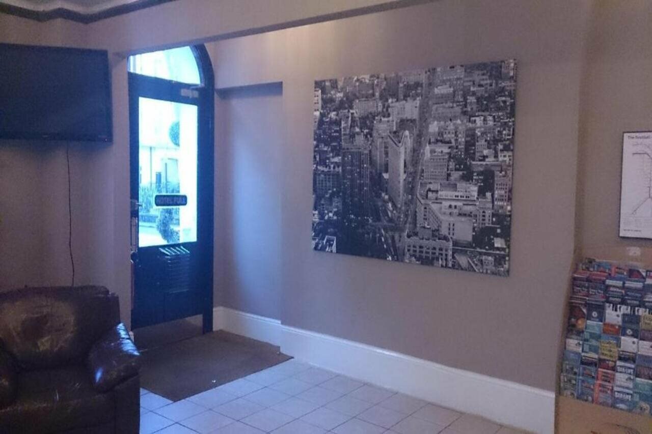 Фото Hyde Park Court Hotel