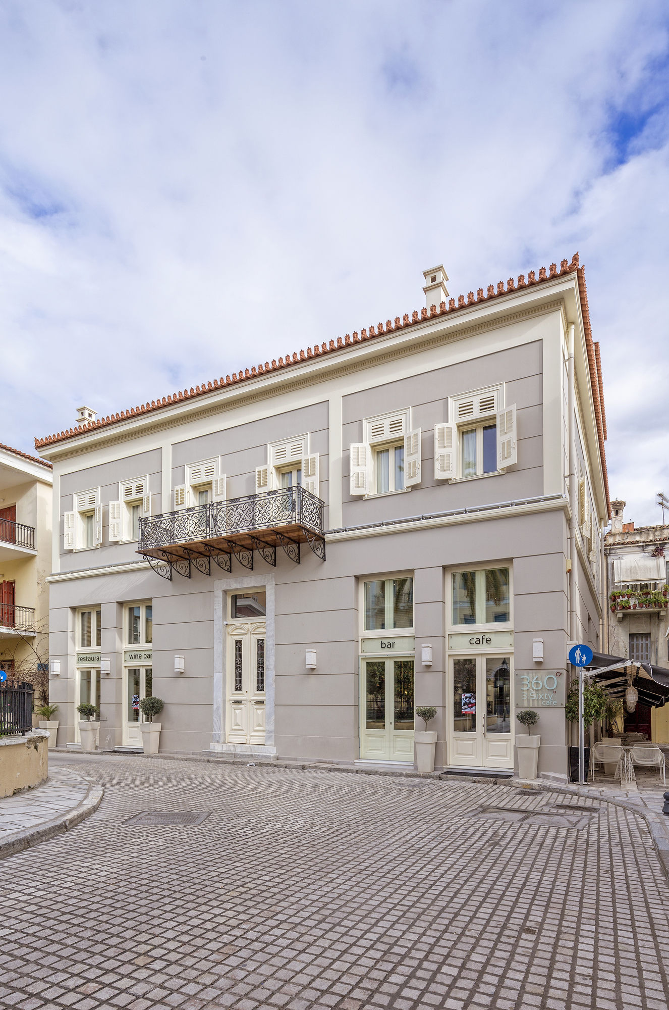 Фото 3Sixty Hotel & Suites