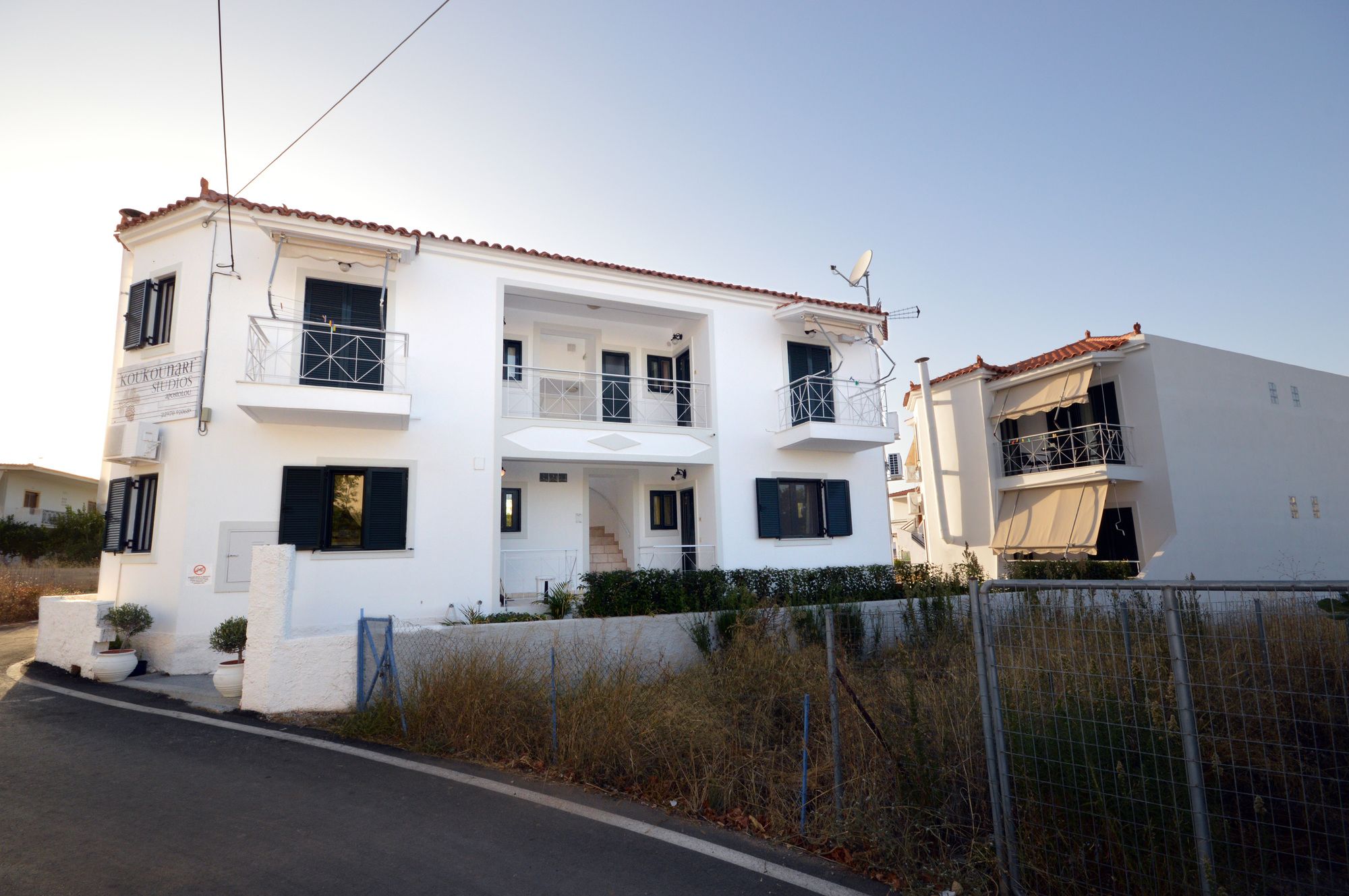 Фото Koukounari Apartments