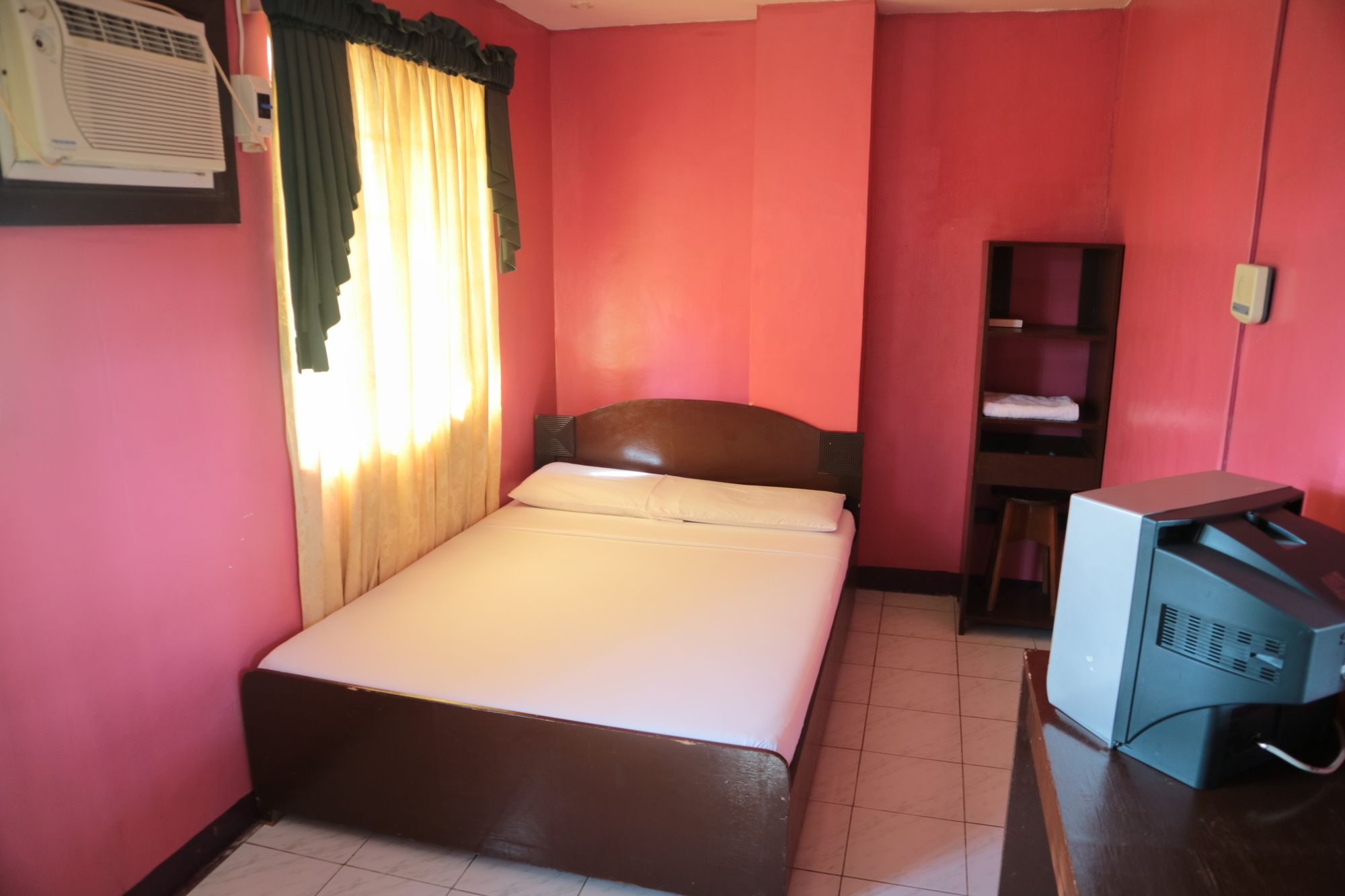 Фото Mellow Apartelle and Tourist Inn