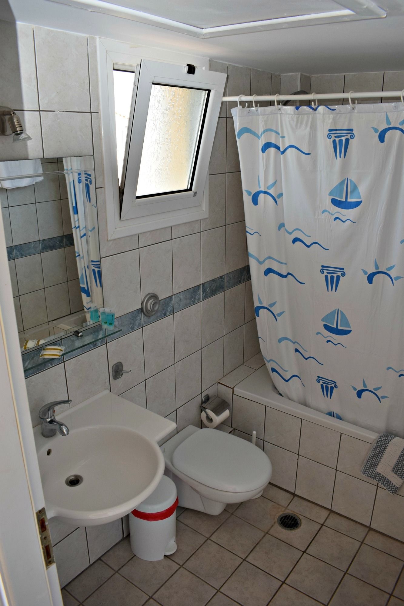 Фото Adonis Hotel