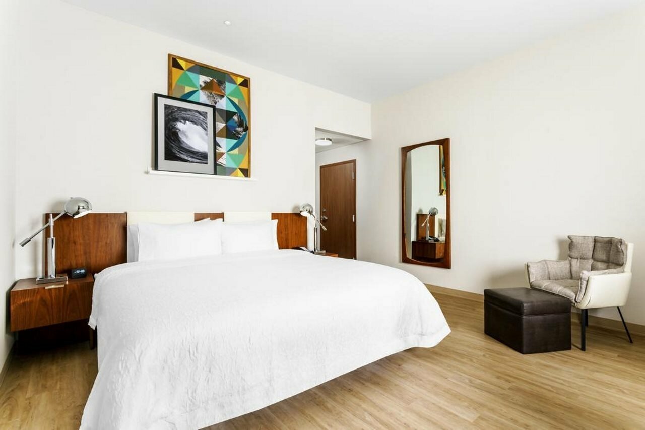 Фото Hampton Inn & Suites Santa Monica