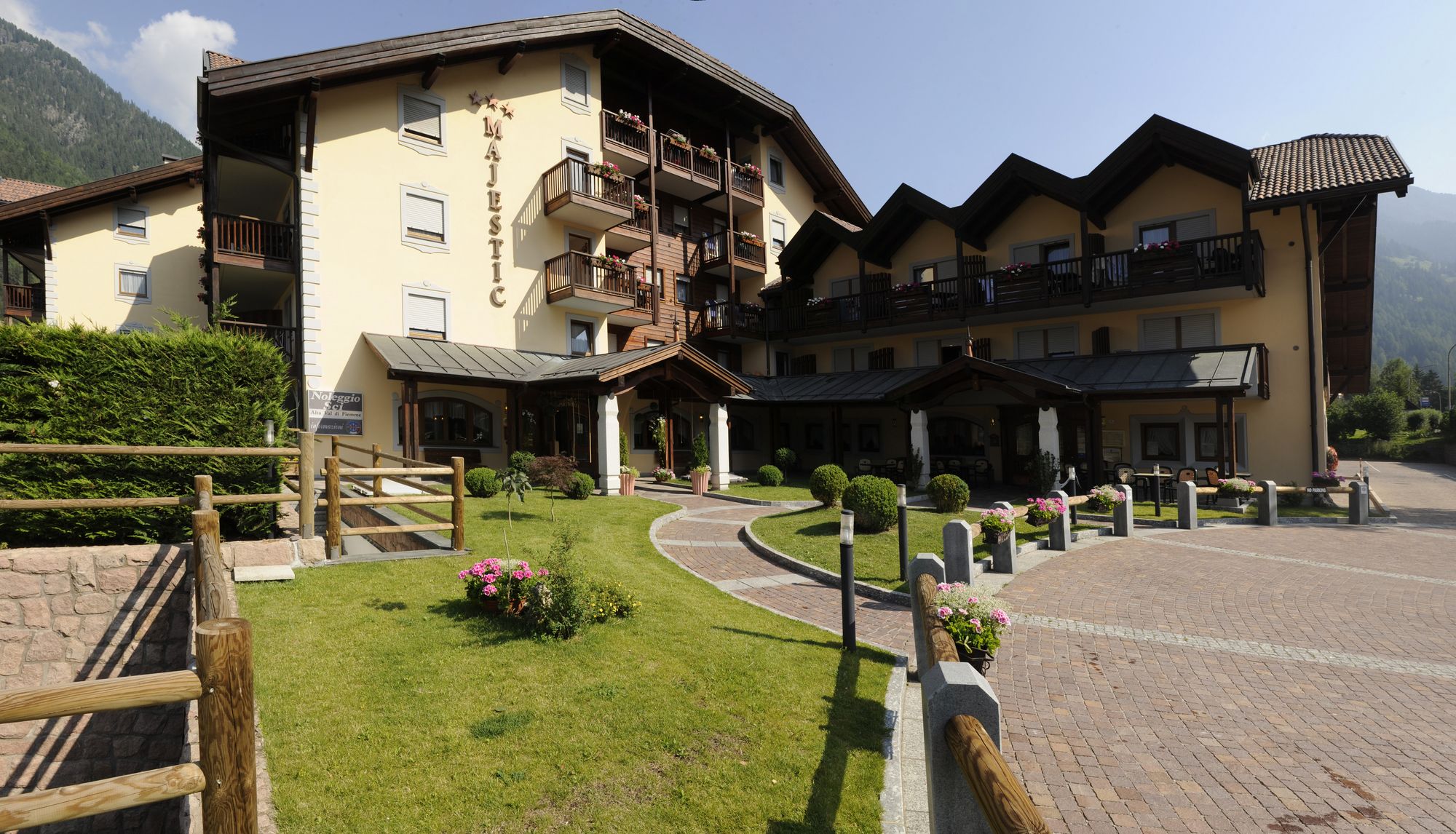 Фото Aparthotel Majestic