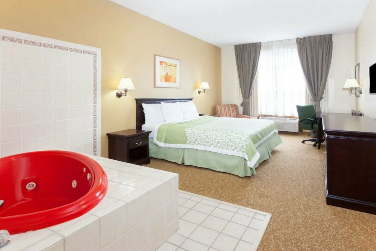 Фото Days Inn & Suites by Wyndham Tucker/Northlake