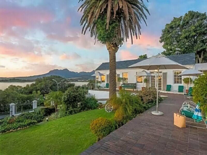 Фото Manor on the Bay