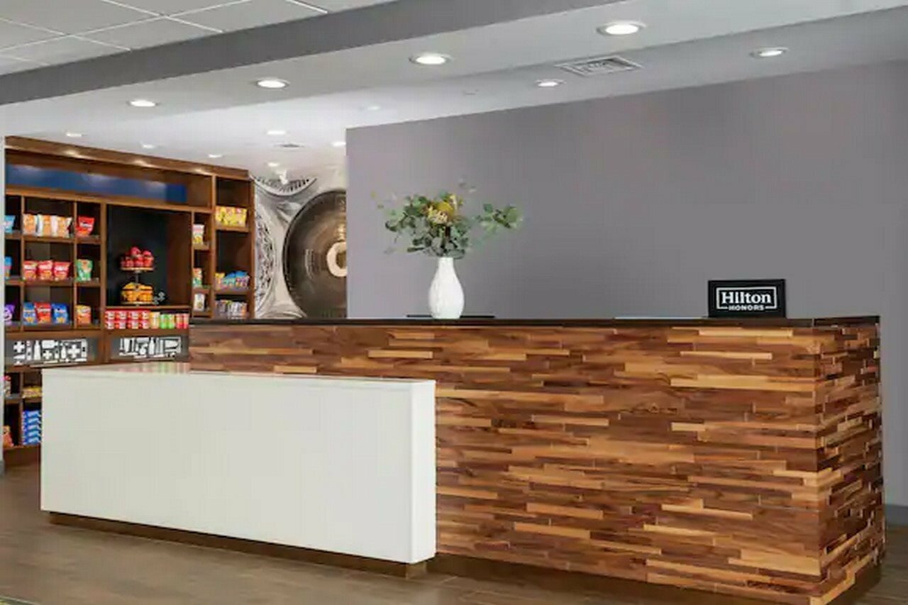 Фото Hampton Inn & Suites by Hilton Toronto Downtown