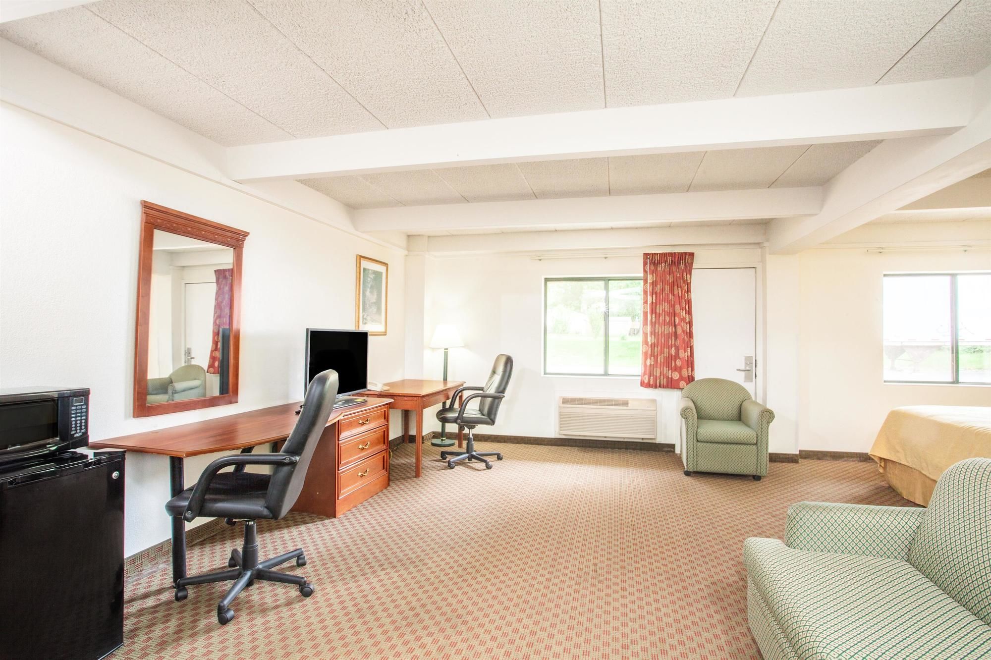 Фото Days Inn by Wyndham Columbia I-70