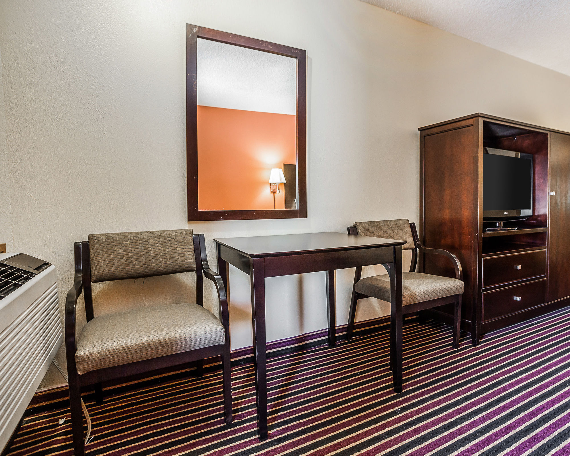 Фото Econo Lodge Urbandale-Northwest Des Moines