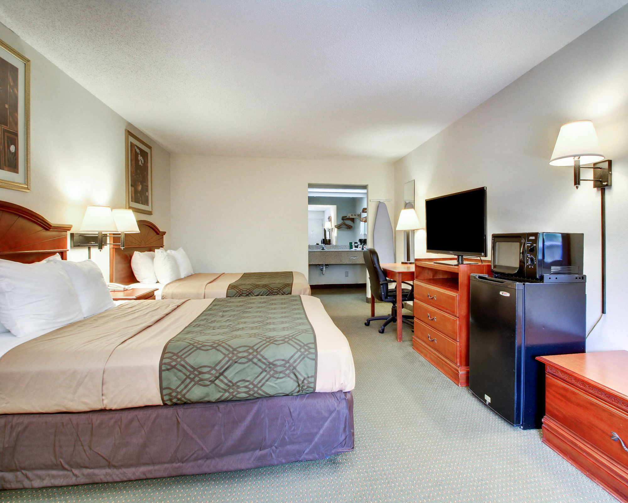 Фото Econo Lodge Inn & Suites