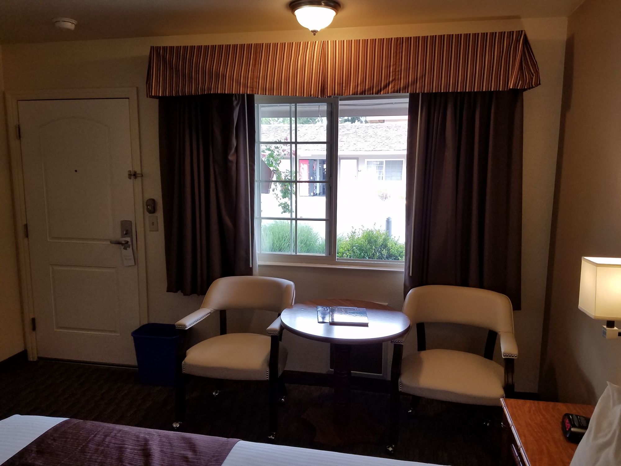 Фото Lone Oak Lodge