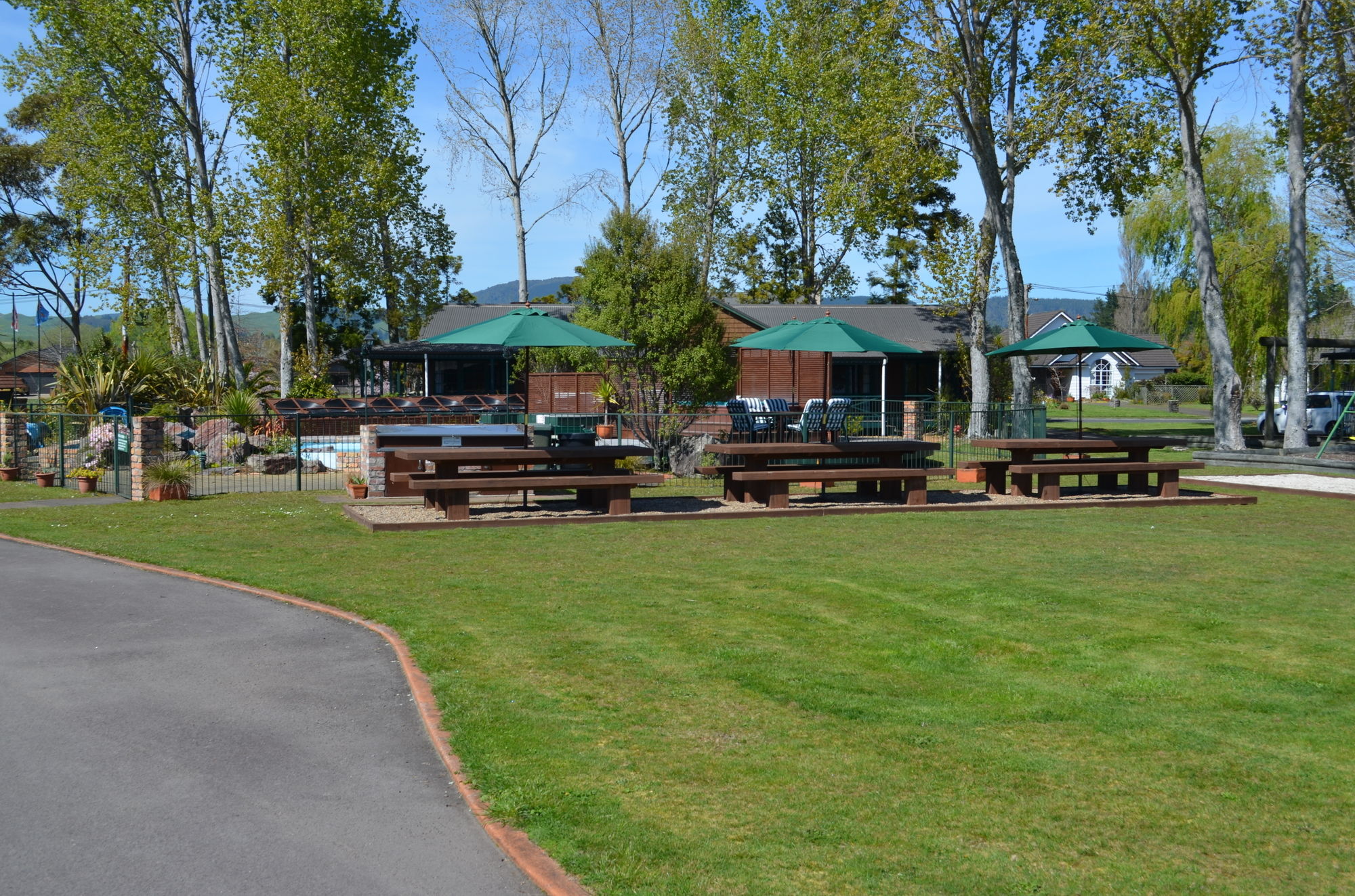 Фото Cedarwood Lakeside Motel & Conference Venue