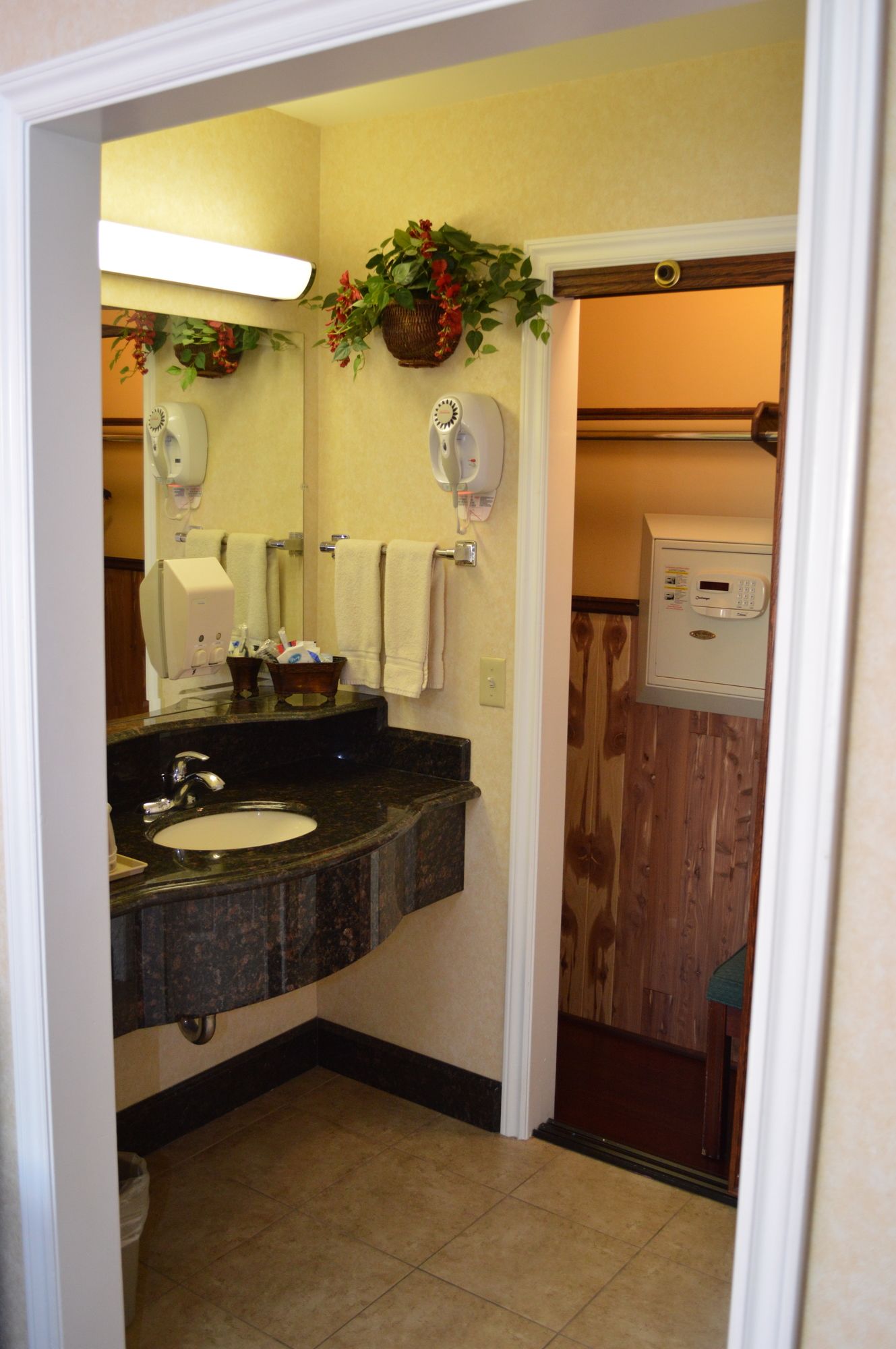 Фото Dynasty Suites Redlands