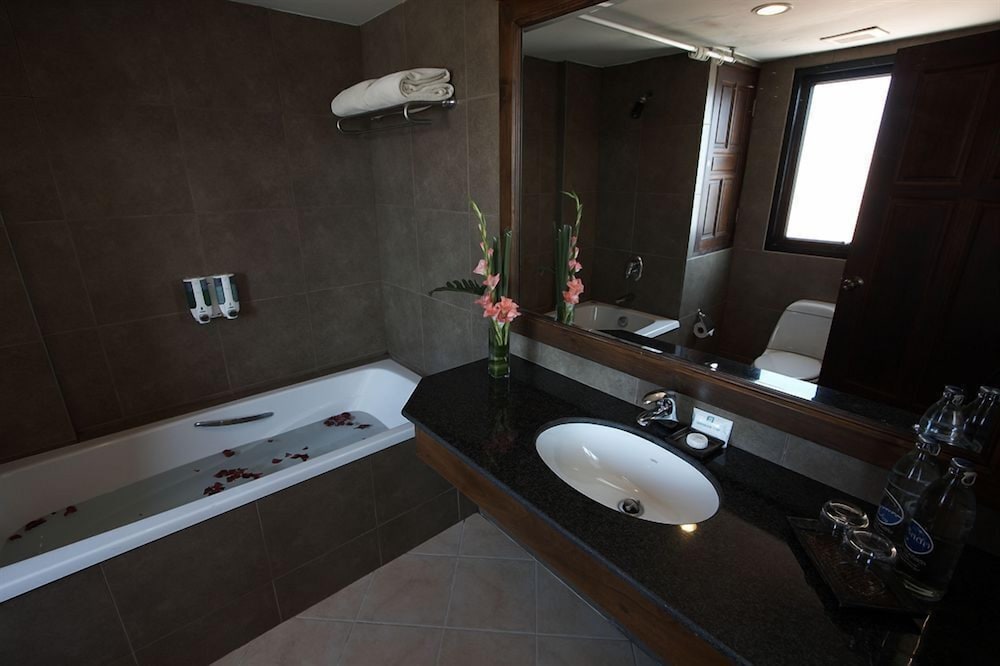 Фото Nora Lakeview Hotel