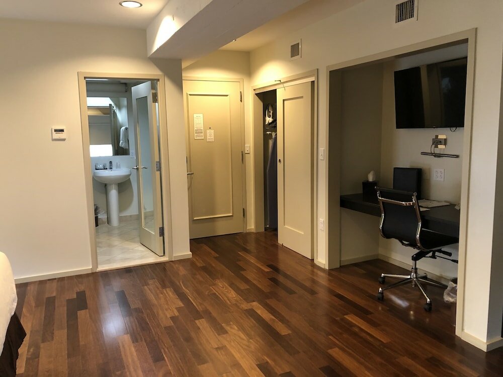 Фото Grand Eastonian Hotel & Suites