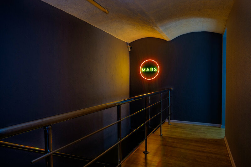 Ginekologning kabinetida bir qiz orgazmga ega.