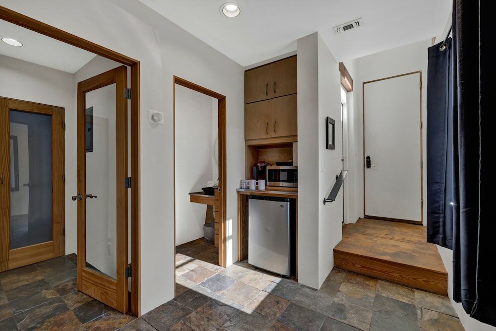 Фото Guest Quarters - 2 Blocks to Main Street!