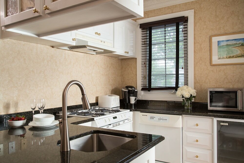 Фото Chateau Inn and Suites