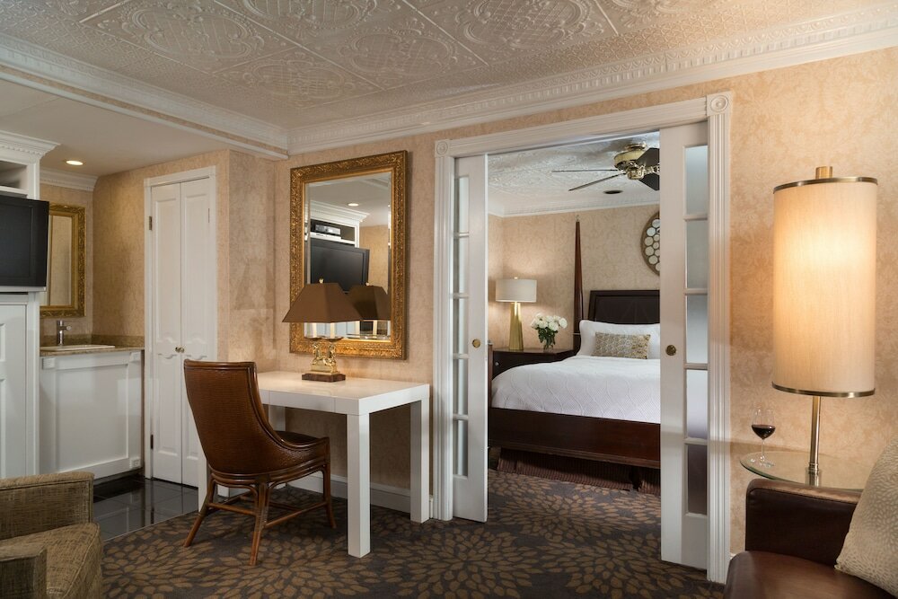 Фото Chateau Inn and Suites