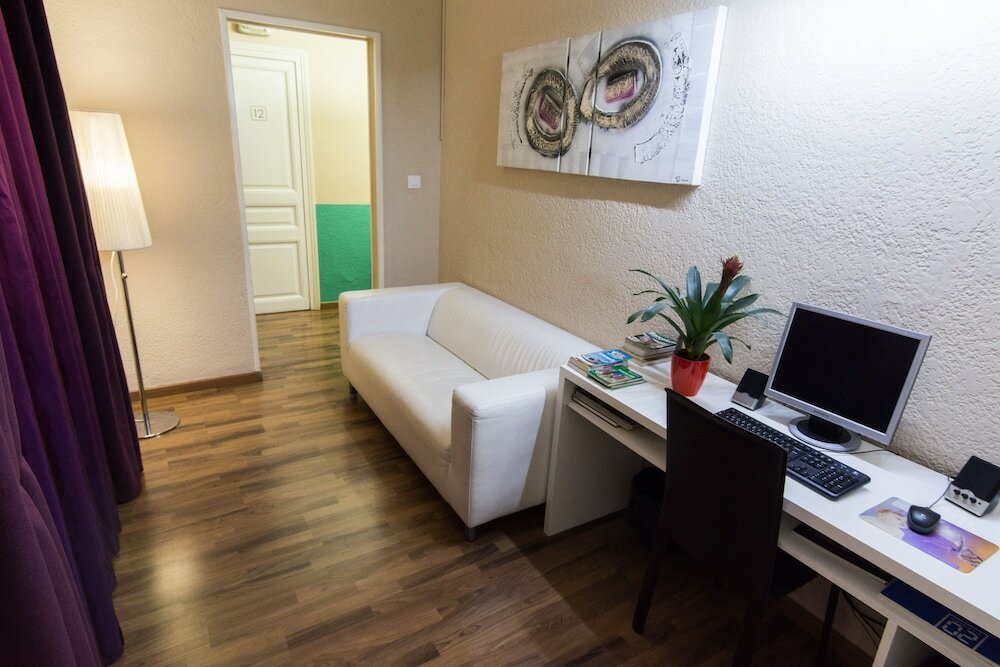 Фото Hostal Lesseps