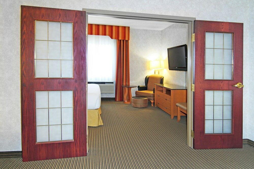 Фото Holiday Inn Express Hotel & Suites Calgary S-Macleod Trail S, an Ihg Hotel